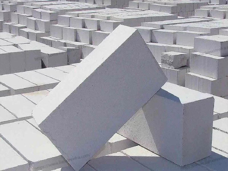 Calcium-free silica brick display